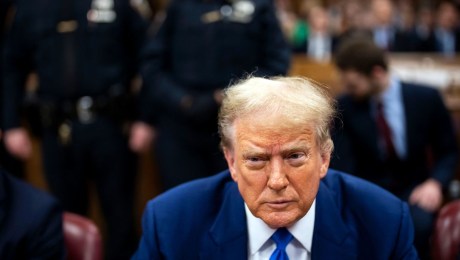 El expresidente Donald Trump asiste a su juicio penal en Nueva York el 3 de mayo. (Doug Mills/Pool/Getty Images)