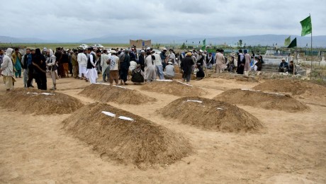 Familiares afganos oran durante una ceremonia de entierro cerca de las tumbas de las víctimas que perdieron la vida tras las inundaciones repentinas en el distrito de Baghlan-e-Markazi, en la provincia septentrional afgana de Baghlan, el sábado. (Atif Aryan/AFP/Getty Images)