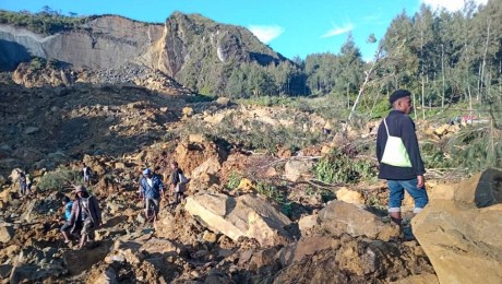 Varias personas se reúnen en el lugar donde se produjo un deslizamiento de tierras en Maip Mulitaka, en la provincia de Enga, en Papúa Nueva Guinea, el 24 de mayo de 2024. (Crédito: AFP/Getty Images)