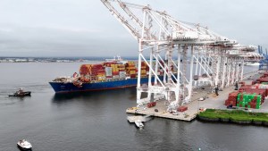 Los remolcadores guían el carguero Dali hacia la terminal marítima Seagirt en Baltimore. (Crédito: Chip Somodevilla/Getty Images.)