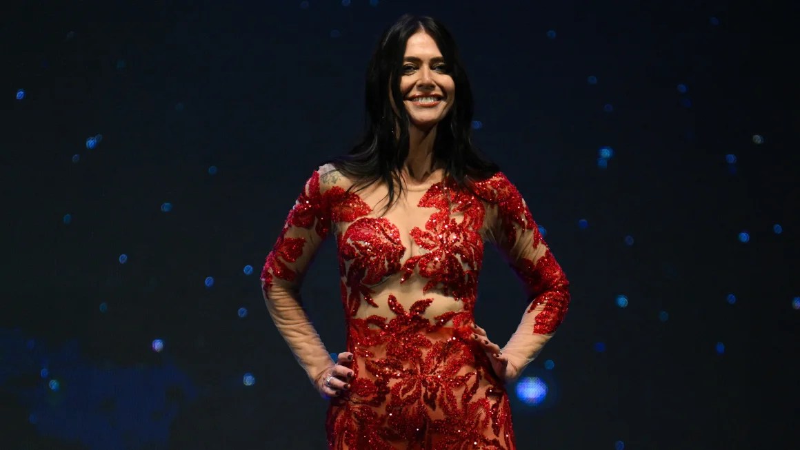 Alejandra Rodríguez, de 60 años, dice que su participación en Miss Universo es el “primer paso de un cambio” en el concepto de belleza