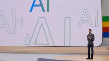 El director ejecutivo de Alphabet, Sundar Pichai, habla en un evento de Google I/O en Mountain View, California, el martes 14 de mayo de 2024. La compañía anunció una nueva función de descripción general de resultados de búsqueda con IA que ahora enfrenta críticas por algunos resultados falsos. (Jeff Chiu/AP)