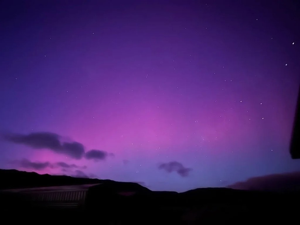Andrew Dickson capturó una imagen de una aurora sobre Otago Central, en la Isla Sur de Nueva Zelanda, utilizando su iPhone 13 plus con una exposición de tres segundos. (Cortesía de Andrew Dickson)