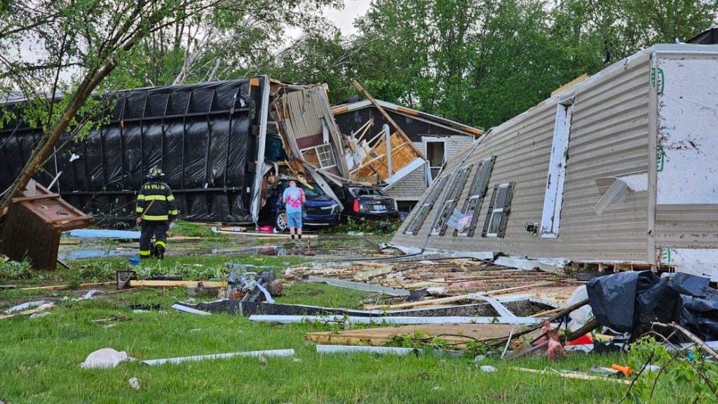 Casas dañadas por un tornado en Pavilion Estate Mobile Home Park en el condado de Kalamazoo, Michigan, el martes. (Crédito: @NISWweather/X)