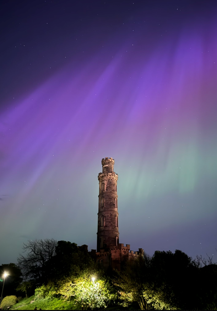 Una aurora boreal se observa en el cielo de Edimburgo, Escocia. (Crédito: Jacob Anderson/ @itwasjacob vía X) 