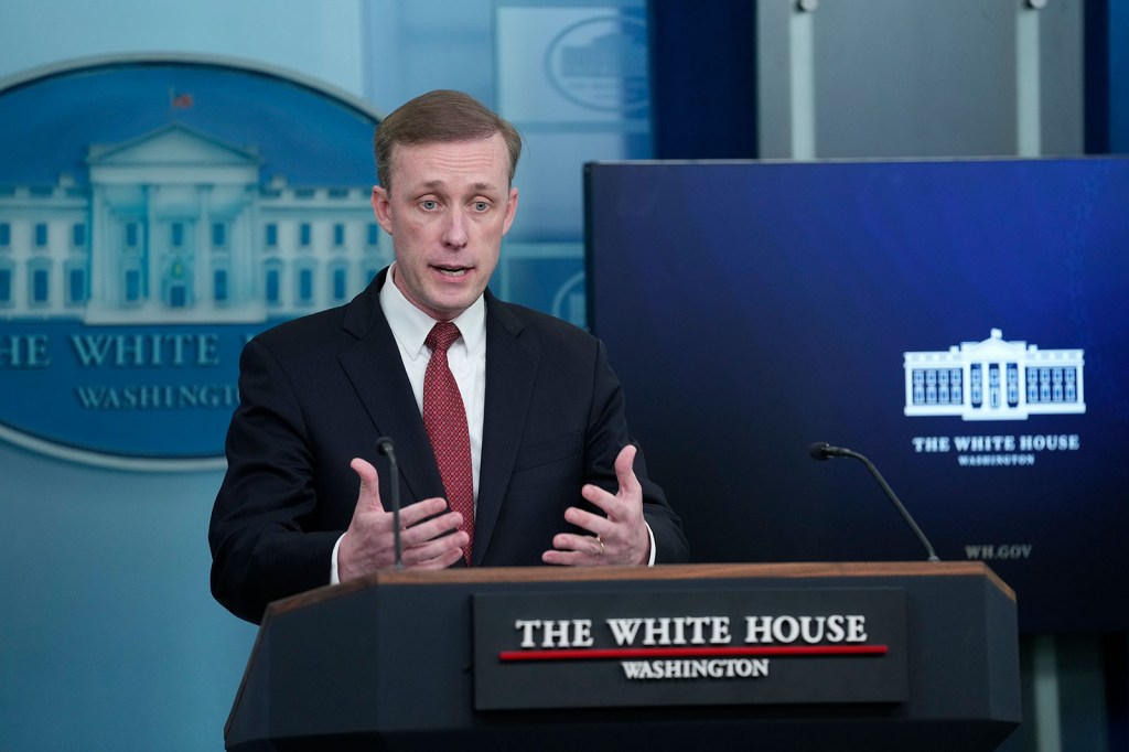 El asesor de seguridad nacional de la Casa Blanca, Jake Sullivan, habla durante la sesión informativa diaria en la Casa Blanca en Washington, DC, el miércoles. (Susan Walsh/AP)