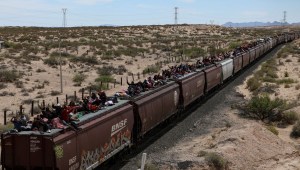 Migrantes de diferentes nacionalidades que buscan asilo en Estados Unidos viajan en vagones de carga del tren mexicano conocido como "La Bestia" el 24 de abril de 2024. (Foto de HERIKA MARTINEZ/AFP vía Getty Images)