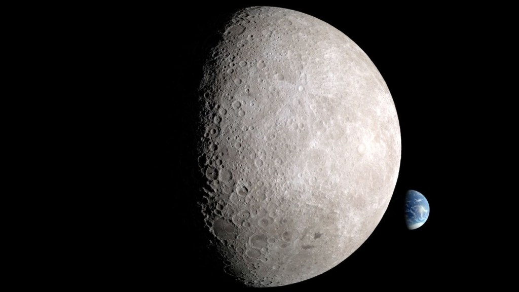 Una ilustración muestra la cara oculta de la Luna iluminada, con la Tierra apareciendo detrás de ella. (NASA)