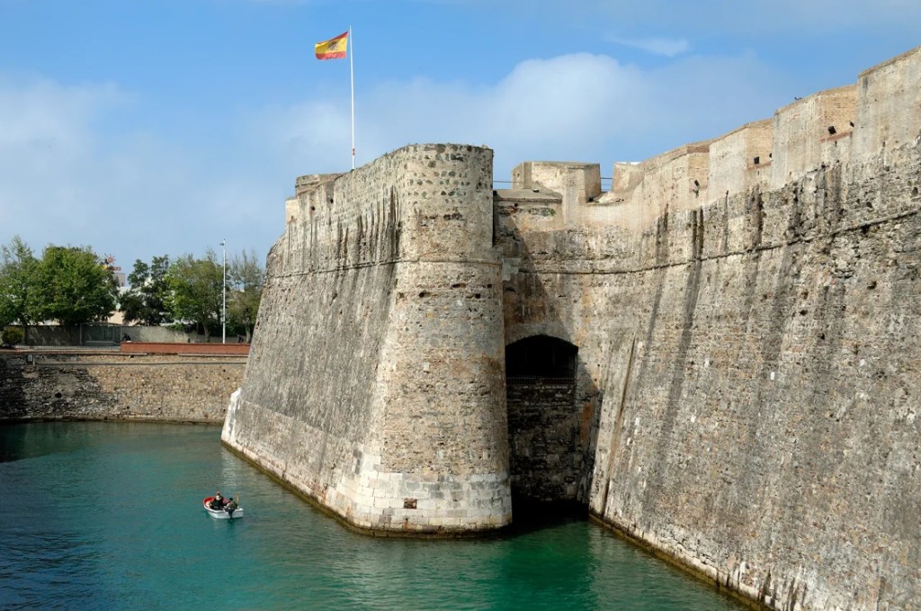 Las murallas medievales de Ceuta son herencia de su importancia estratégica. (FAOTO: Chris Hellier/Documental Corbis RF/Getty. Images)