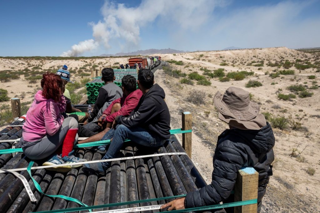 Migrantes a bordo del tren conocido como "La Bestia", cerca de la frontera entre México y Estados Unidos. (Foto de John Moore/Getty Images)