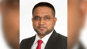 Nigel Dharamlall fue nombrado recientemente miembro del comité ejecutivo del gobernante Partido Progresista del Pueblo de Guyana. (Crédito: Ministerio de Gobierno Local y Desarrollo Regional)