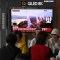 La gente ve una pantalla de televisión que muestra una transmisión de noticias con imágenes de archivo de una prueba de misiles norcoreanos, en una estación de tren en Seúl el 30 de mayo de 2024, hora local. (Foto de JUNG YEON-JE/AFP vía Getty Images)