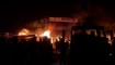 En este video, el fuego arde después de un ataque israelí en un área designada para palestinos desplazados en Rafah, Gaza, el 26 de mayo. (Foto: Reuters TV/Reuters).