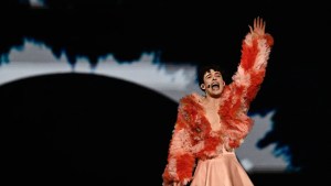Nemo, representando a Suiza con la canción "The Code", actúa durante la final del 68º Festival de la Canción de Eurovisión en el Malmo Arena en Malmo, Suecia, el 11 de mayo de 2024. Tobias Schwarz/AFP/Getty Images