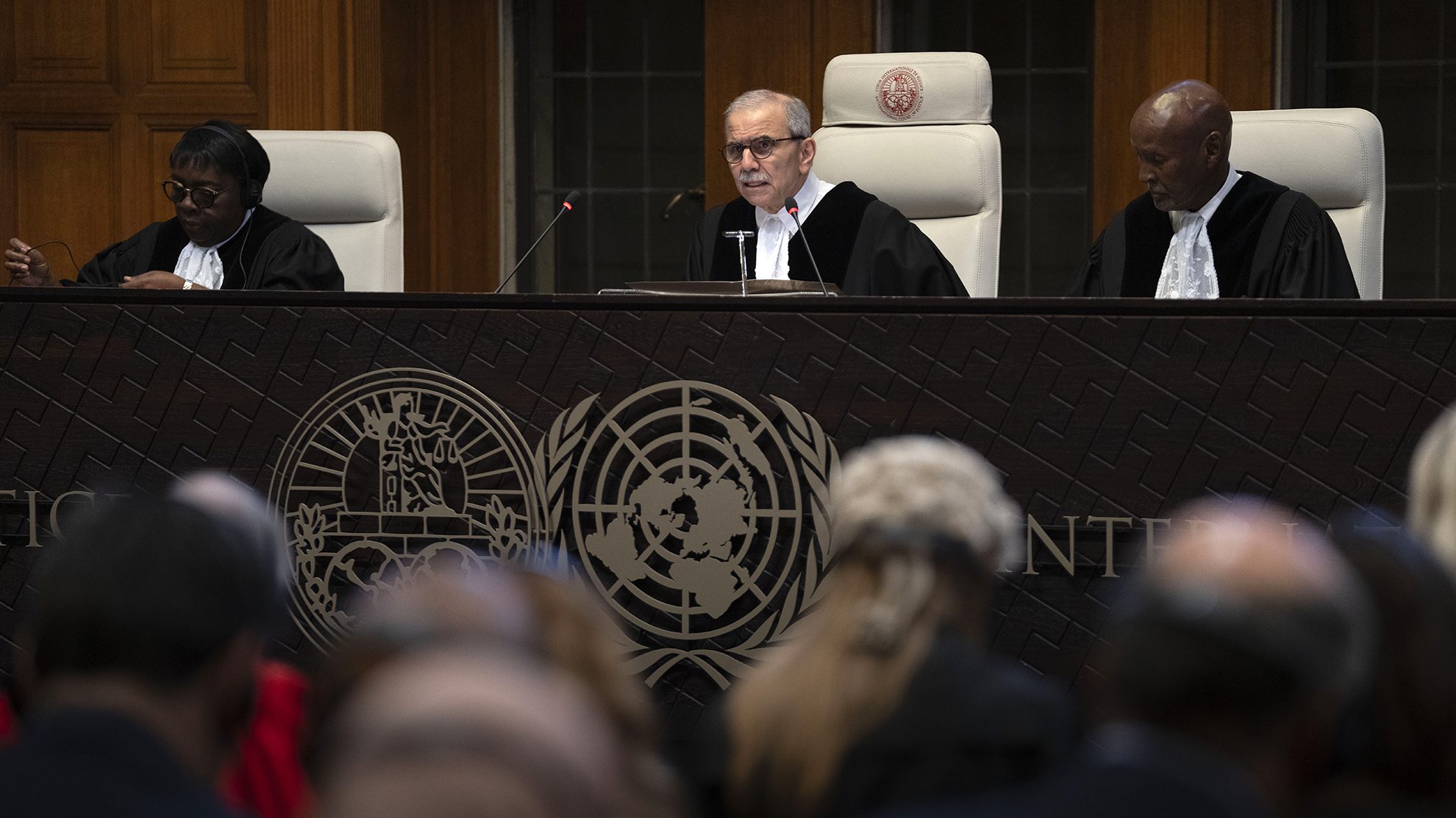 El juez presidente Nawaf Salam, en el centro, lee el fallo de la Corte Internacional de Justicia, o Corte Mundial, en La Haya, Países Bajos, el 24 de mayo. (Foto: Peter Dejong/AP).
