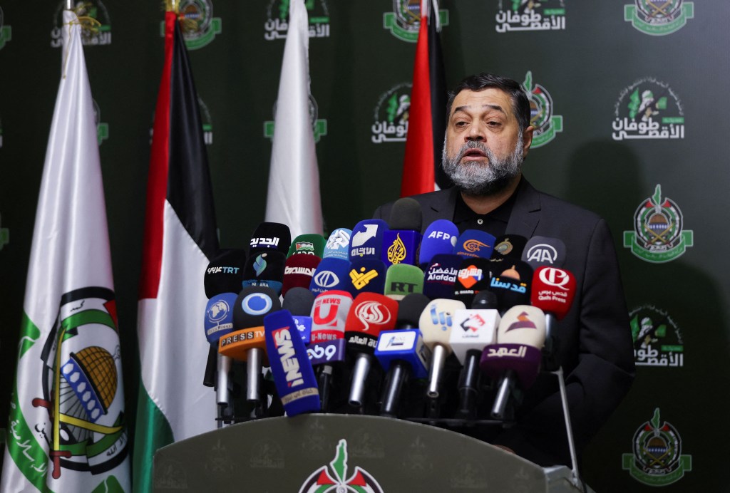 El representante de Hamas, Osama Hamdan, habla durante una conferencia de prensa en Beirut, Líbano, el 7 de mayo. (Mohamed Azakir/Reuters)