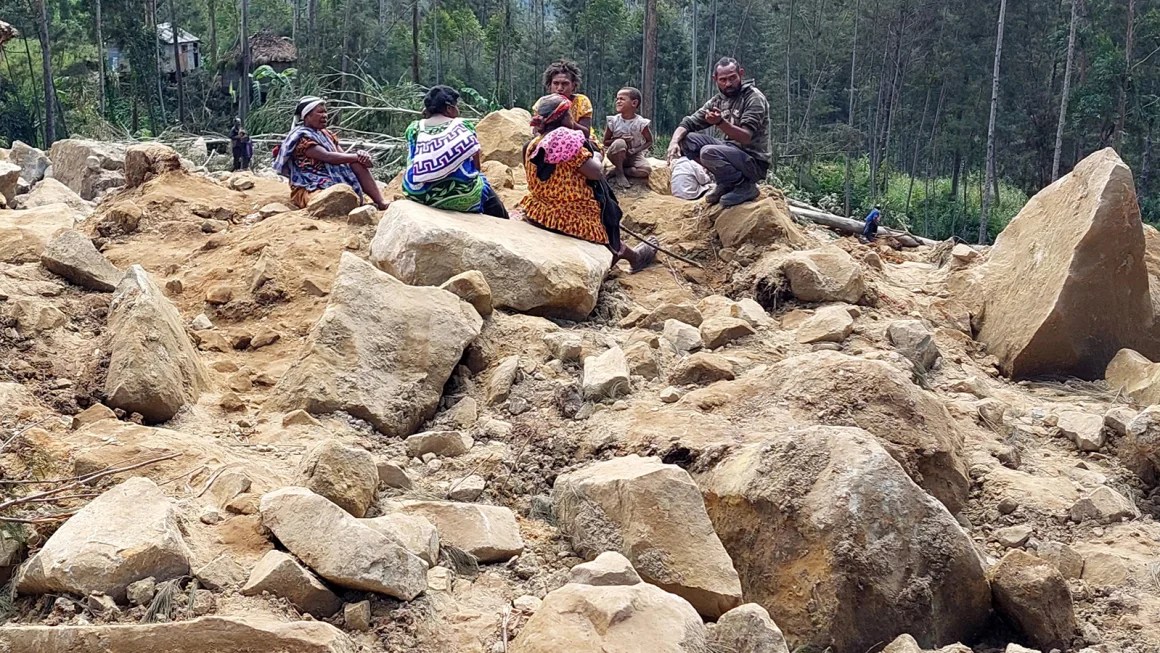 Se teme que unas 2.000 personas estén sepultadas por un deslizamiento de tierra en Papúa Nueva Guinea