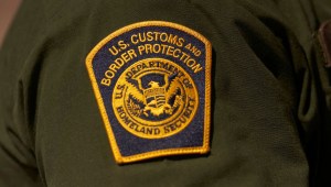Un parche de la Oficina de Aduanas y Protección Fronteriza de EE.UU. en el brazo de un agente en las montañas Jacumba el 6 de octubre de 2022 en el condado de Imperial, California. (CENA DE ALLISON/AFP/AFP vía Getty Images)