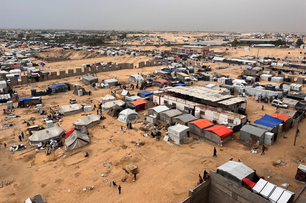 Los palestinos se preparan para evacuar un campamento de tiendas de campaña después de que las fuerzas israelíes lanzaran una operación terrestre y aérea en la parte oriental de Rafah, el 10 de mayo de 2024 (Hussam Al Masri/Reuters)