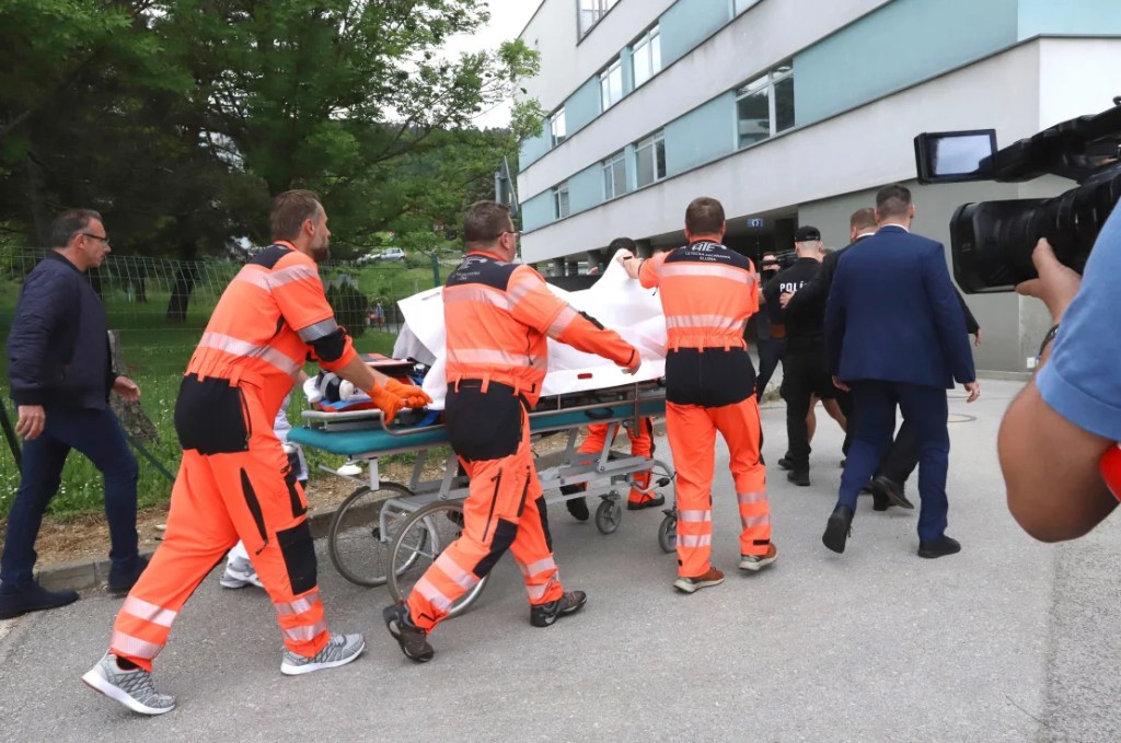 Robert Fico es trasladado a un hospital en la ciudad de Banska Bystrica después de haber sido herido en un tiroteo. (Jan Kroslak/TASR vía AP)