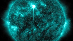 El Observatorio de Dinámica Solar de la NASA captó esta imagen de una llamarada solar en luz ultravioleta extrema el 2 de mayo. La llamarada es el destello brillante hacia la zona media superior del Sol. (NASA/SDO)