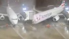 Avión se aleja de la puerta de embarque por fuertes rachas de viento en aeropuerto de Dallas