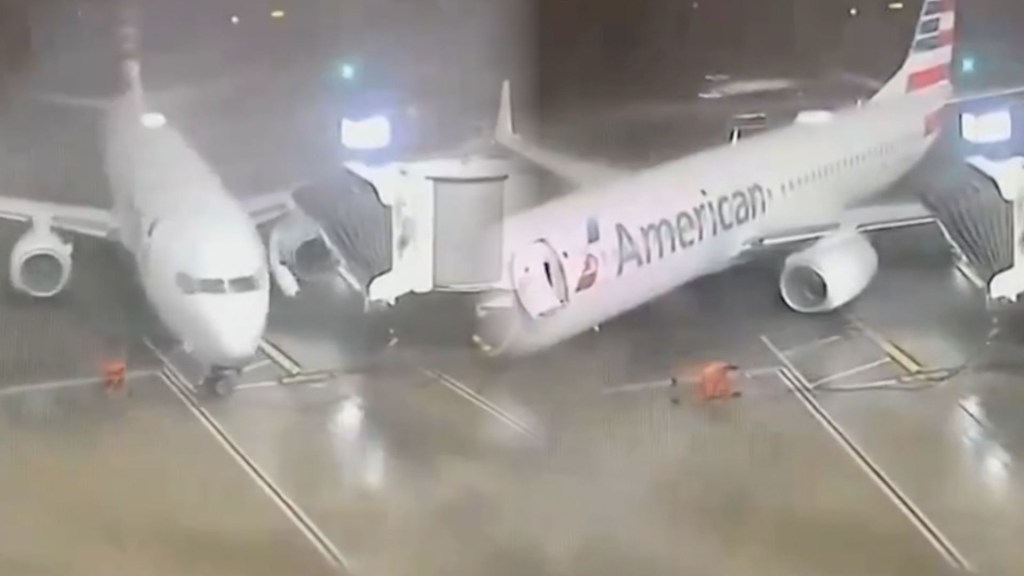 Avión se aleja de la puerta de embarque por fuertes rachas de viento en aeropuerto de Dallas