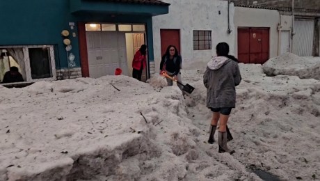 Vecinos en México remueven hielo y nieve tras una tormenta con granizo en medio de una ola de calor