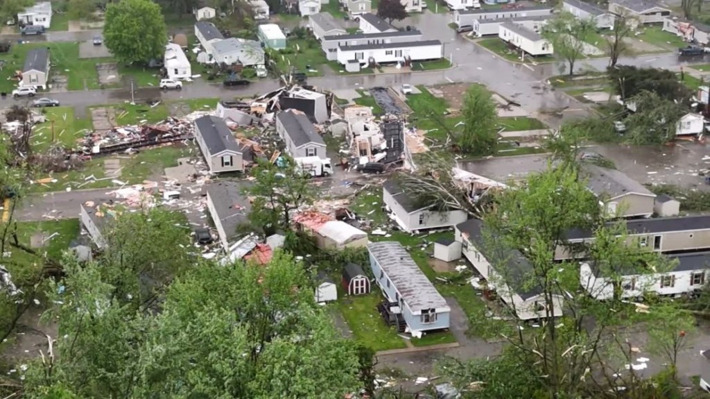 Casas dañadas por un tornado en Pavilion Estate Mobile Home Park en el condado de Kalamazoo, Michigan, el martes. (Crédito: Cazatormentas de Chicago y el Medio Oeste)