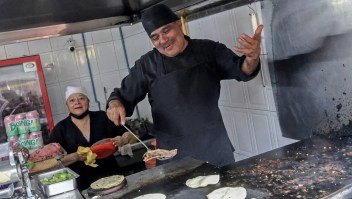 El chef Arturo Rivera Martínez prepara tacos en la Taquería El Califa de León, en la Ciudad de México el 15 de mayo de 2024. (Foto: Silvana Flores/AFP/Getty ImagesFlores/AFP/Getty Images).
