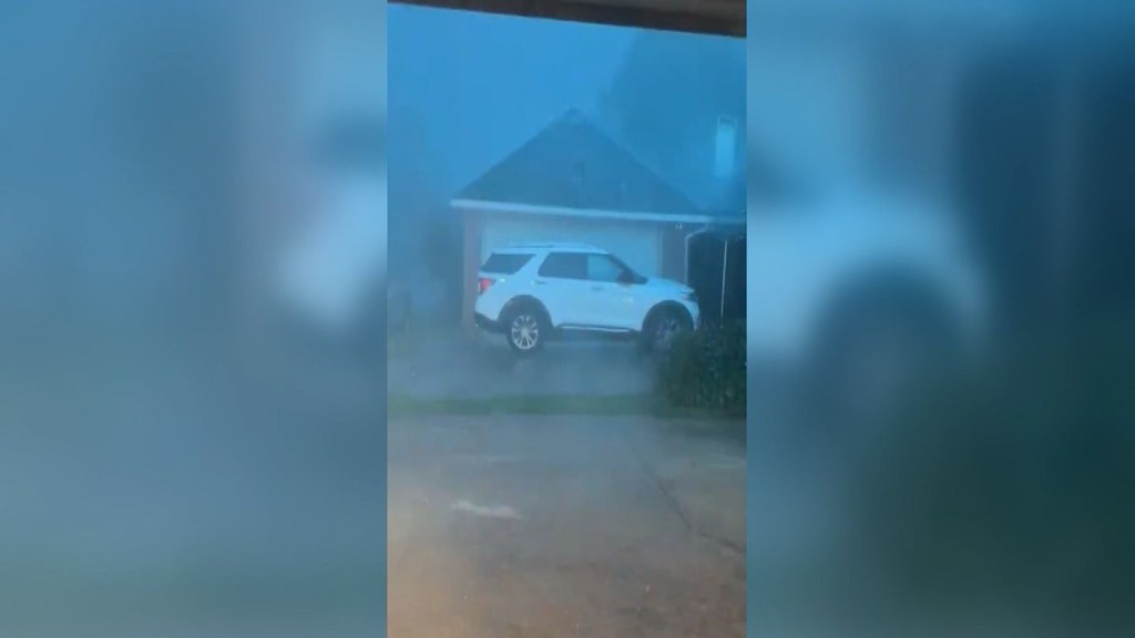 Vientos destructivos dejan sin electricidad a cientos de miles de personas en Texas