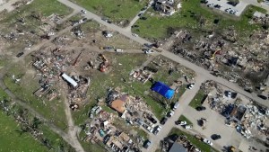 Imágenes de dron muestra destrozos tras el paso del tornado en Iowa