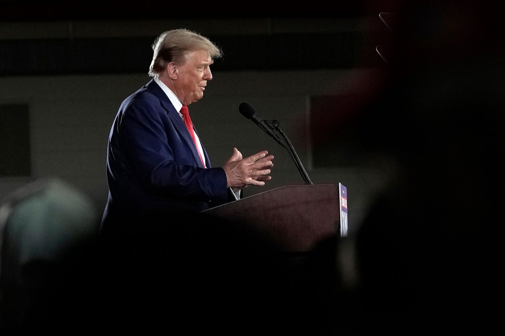 El candidato presidencial republicano, el expresidente Donald Trump, habla en un mitin de campaña el miércoles 1 de mayo en el Centro de Exposiciones del Condado de Waukesha en Waukesha, Wisconsin. (Morry Gash/AP)