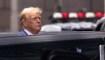 El expresidente de EE.UU. y candidato presidencial republicano Donald Trump abandona la Trump Tower en la ciudad de Nueva York el 31 de mayo de 2024. (Foto de KENA BETANCUR/AFP vía Getty Images)