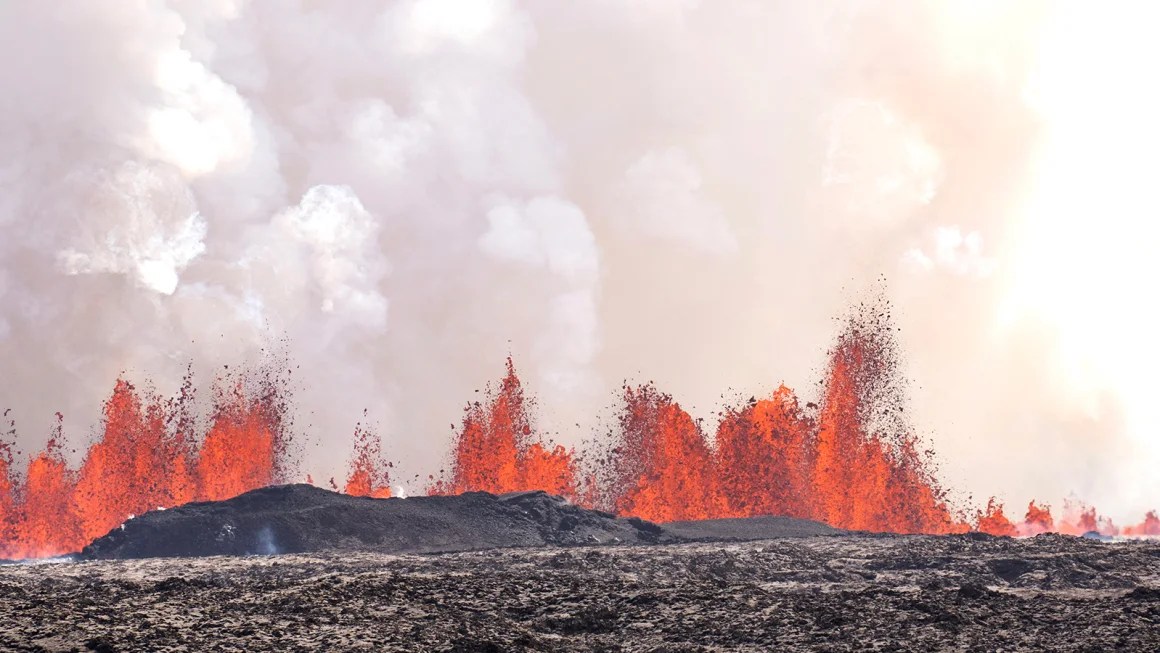 Gunung berapi di Islandia kembali meletus secara dramatis saat aliran lava mencapai tembok pertahanan kota