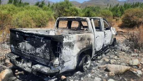 Una camioneta blanca quemada descubierta en un rancho de Santo Tomás es el mismo coche que conducían dos australianos y un estadounidense antes de desaparecer, según una fuente de la policía local. (Crédito: Patrulla 646)