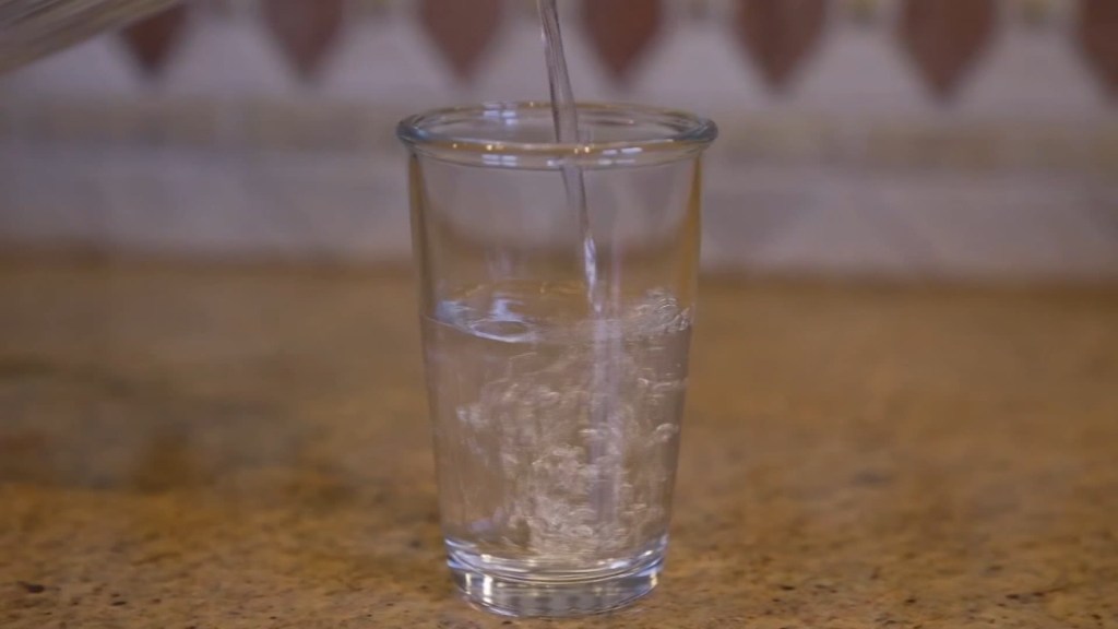 ¿Es mejor hidratarse con agua o electrolitos? Un experto nos guía