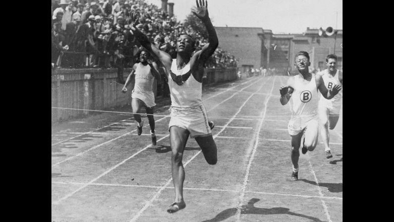 Owens gana una carrera de 100 metros en la escuela secundaria en junio de 1932. 