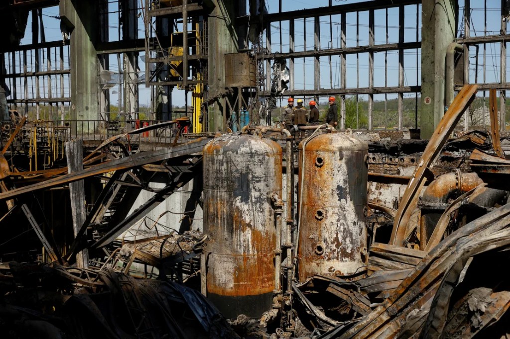 Una central térmica gravemente dañada por un ataque ruso. (Valentyn Ogirenko/Reuters)