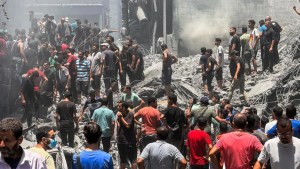 Palestinos buscan víctimas en el lugar donde se produjeron ataques israelíes contra viviendas en la ciudad de Gaza el sábado (Ayman Al Hassi/Reuters)