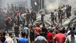 Palestinos buscan víctimas en el lugar donde se produjeron ataques israelíes contra viviendas en la ciudad de Gaza el sábado (Ayman Al Hassi/Reuters)