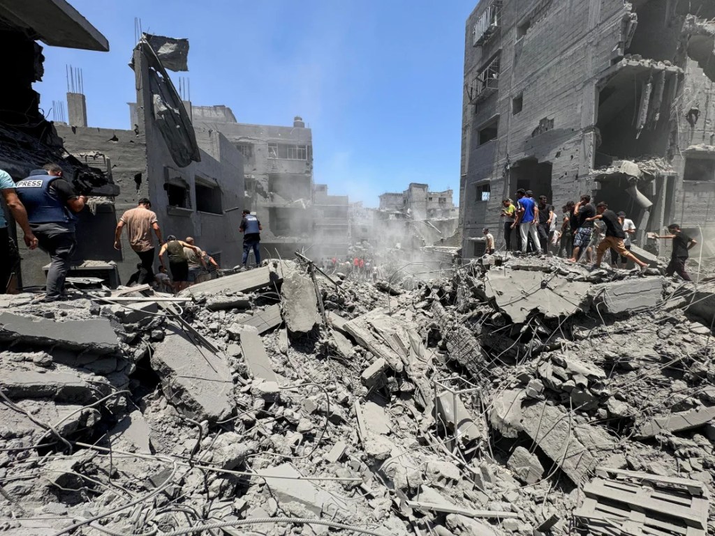 Palestinos buscan víctimas en la ciudad de Gaza (Ayman Al Hassi/Reuters)