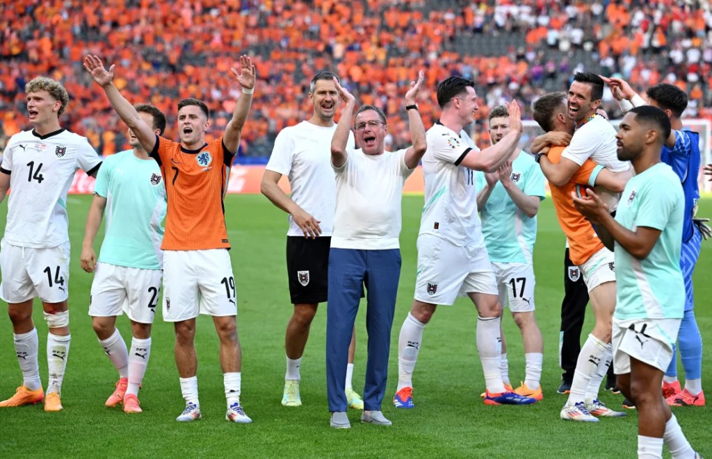 Ralf Rangnick, seleccionador de Austria, y sus jugadores celebran la victoria ante Países Bajos. (Annegret Hilse/Reuters)