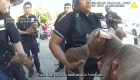 Policías rescatan a unos cachorros hacinados en una bolsa en una calle de Nueva York