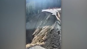 Un deslizamiento de tierra provoca el desprendimiento de una autopista cerca de Jackson