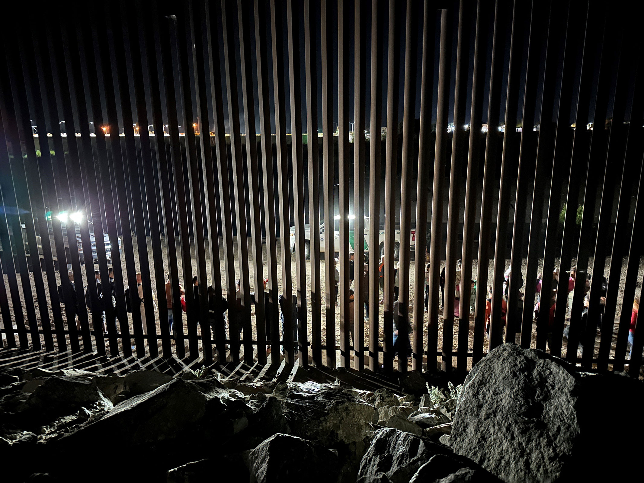 Agentes de la patrulla fronteriza procesan a un grupo de 30 inmigrantes, muchos de ellos procedentes de Sudamérica, el 3 de junio. (Crédito: Ray Stern/The Republic/USA Today Network)