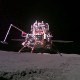 La sonda Chang'e-6 iza una bandera china con un brazo robótico en la cara oculta de la Luna. (Crédito: vehículo lunar Chang'e 6/Weibo)