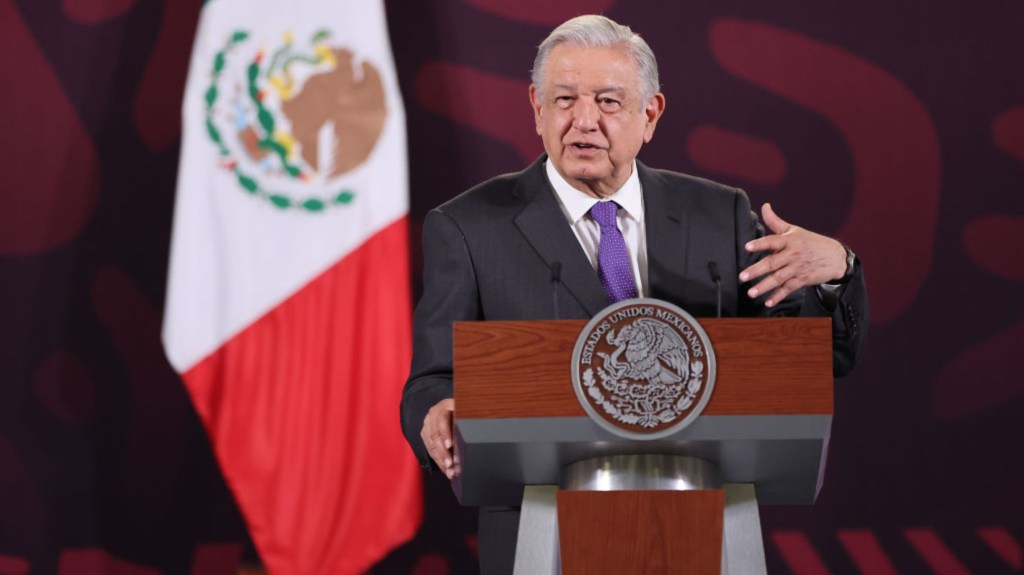 El presidente de México, Andrés Manuel López Obrador, habla durante la conferencia matutina en el Palacio Nacional el 12 de marzo de 2024 en la Ciudad de México, México. (Crédito: Héctor Vivas/Getty Images)