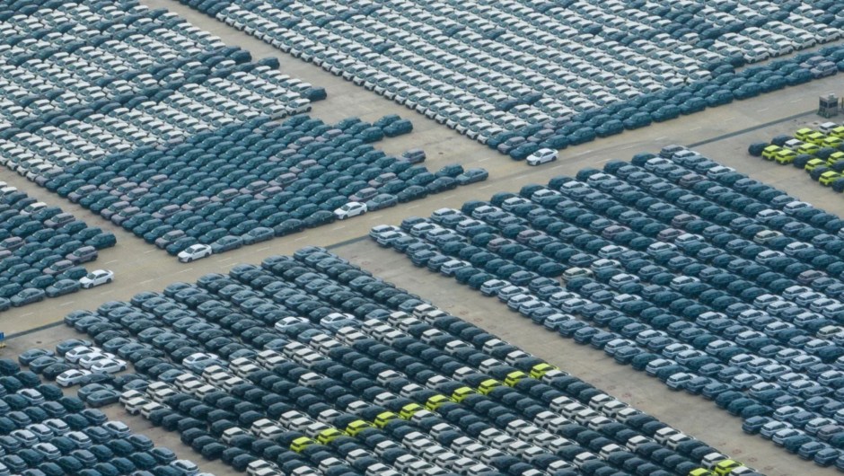 Automóviles BYD esperan su embarque en un puerto de Shenzhen, en la provincia china de Guangdong, el 13 de mayo de 2024. (Crédito: VCG/AP)