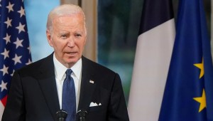El presidente de Estados Unidos, Joe Biden, habla durante una cena de Estado celebrada en su honor en el Palacio del Elíseo, en París, Francia, el 8 de junio de 2024. (Crédito: Elizabeth Frantz/Reuters)